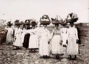 Grupo de mulheres transportando recipientes dentro de cestas, à cabeça, Santa Cruz deTenerife, arquipélago das Canárias