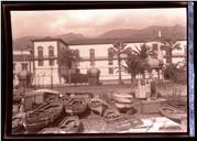 Vista parcial do palácio de São Lourenço, da praça Marquês de Pombal (atual avenida do Mar e das Comunidades Madeirenses) e da praia do Funchal, Freguesia da Sé, Concelho do Funchal