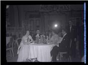 Dois homens e duas mulheres sentados à mesa, numa festa de Natal no Reid's Palace Hotel (atual Belmond Reid's Palace), Freguesia de São Martinho, Concelho do Funchal