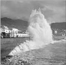 Rebentação do mar na muralha da avenida do Mar (atual avenida do Mar e das Comunidades Madeirenses), Freguesia da Sé, Concelho do Funchal