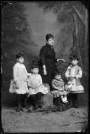 Retrato de Maria Vicência de Moura Caldeira, esposa do Dr. Nuno Teixeira, com os seus quatros filhos (corpo inteiro)