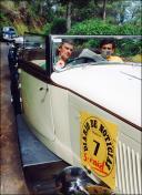José Albuquerque e Diogo Branco, pilotos do automóvel Bentley 3.5 DHC (1935), a ler o “Diário de Notícias” numa pausa do 5.º Raid Diário de Notícias, no percurso entre a Calheta e as Achadas da Cruz