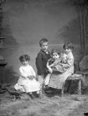 Retrato de um menino e três meninas (corpo inteiro)