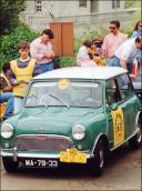 Automóvel Morris Super 850 (1965) do piloto Miguel Frango, a passar pelo posto de controlo na Freguesia de Santo António da Serra, Concelho de Santa Cruz, no 5.º Raid Diário de Notícias