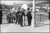 Cônsul francês, Francisco Henrique Cunha, a cumprimentar o vice-almirante Laborde e o seu ajudante, no cais do Funchal, Freguesia da Sé, Concelho do Funchal