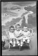 Retrato do menino João de Andrade acompanhado de outras duas crianças (corpo inteiro)