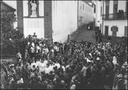 Procissão de Nosso Senhor dos Passos a sair da igreja de São João Evangelista (igreja do Colégio), Freguesia da Sé (atual Freguesia de São Pedro), Concelho do Funchal