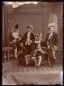 Retrato de Quintino Fernandes acompanhado de três homens fantasiados com trajes aristocráticos (corpo inteiro)