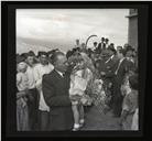 O governador civil do Distrito, comandante João Inocêncio Camacho de Freitas, com uma menina ao colo, após receber um ramo de flores, por ocasião da inauguração da Levada do Norte