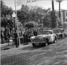 Automóvel de competição Austin do piloto Dr. Júlio Drummond, na linha de partida da 1ª Volta à Ilha da Madeira, na Avenida Arriaga, Freguesia da Sé, Concelho do Funchal