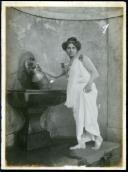 Retrato de uma mulher, num fontanário não identificado