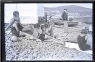 Banhistas deitados no calhau, na praia da Elite na zona ocidental do Funchal, Freguesia da Sé, Concelho do Funchal