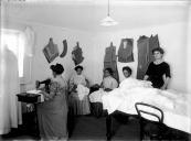 Sala de costura do estabelecimento de bordados Madeira Embroidery Co., vulgo "Casa Americana", na rua da Carreira, Freguesia da Sé, Concelho do Funchal 