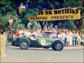 Automóvel Aston Martin Le Mans (1933) do piloto José Manuel Albuquerque, na prova de perícia e regularidade do 3.º Raid Diário de Notícias, na avenida Arriaga, Freguesia da Sé, Concelho do Funchal