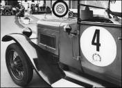 Automóvel Austin Six (1928) do piloto José Luís Afonso, no posto de controlo da vila de São Vicente, no arranque da quarta etapa do 3.º Raid Diário de Notícias, em direção à Ribeira Brava