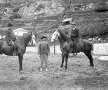 Dr. Leandro de Meneses Camacho, à direita, montado a cavalo, e dois homens, em local não identificado, na Ilha da Madeira 