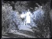 Jean Ruby Blanche Shaw, Kenneth Guex Courtenay Shaw e um cão, num jardim, em local não identificado, na Ilha da Madeira
