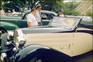 Aplicação do autocolante com o n.º 8 de porta ao automóvel Bugatti 57 Stelvio (1936), de João Lacerda, na inspecção técnica do 3.º Raid Diário de Notícias, na avenida do Infante, Freguesia da Sé, Concelho do Funchal