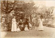 Retrato de grupo num jardim não identificado, na Ilha da Madeira