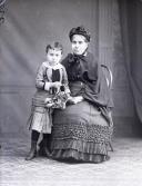 Retrato de uma mulher com uma menina, mãe de Francisco Pinto (corpo inteiro)