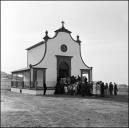 População a assistir à missa em louvor a Nossa Senhora das Dores, durante a inauguração da capela do cemitério de Nossa Senhora da Piedade, Freguesia de São Gonçalo, Concelho do Funchal
