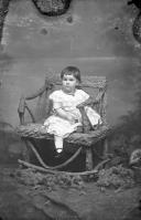 Retrato de um menino, neto de William Hinton (corpo inteiro)
