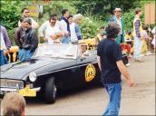 Automóvel MGB Roadster (1963) do piloto Luís Sousa, a passar pelo posto de controlo na Freguesia de Santo António da Serra, Concelho de Santa Cruz, no 5.º Raid Diário de Notícias