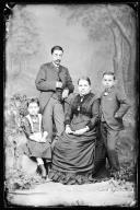 Retrato de Manuel Rodrigues com sua esposa e os seus dois filhos (corpo inteiro)