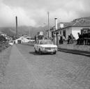Automóvel de competição BMW 1800, do piloto José Luis Ponce Blanco, durante o circuito de velocidade de Machico, da VII Volta à Ilha da Madeira, na rua do Ribeirinho, Freguesia e Concelho de Machico