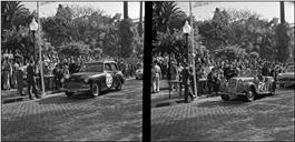 Duas imagens dos automóveis de competição: Hilman do piloto M. Luz Gonçalves e Singer do piloto John Garton, na linha de partida da 1ª Volta à Ilha da Madeira, na Avenida Arriaga, Freguesia da Sé, Concelho do Funchal