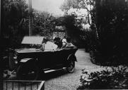 Príncipes de Connaught, num automóvel, no Reid's Palace Hotel, Freguesia de São Martinho, Concelho do Funchal