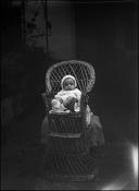 Retrato de Tristão Henrique Bettencourt da Câmara sentado numa cadeira de vime (corpo inteiro) 