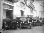 Automóveis à entrada de uma oficina na rua dos Ferreiros, Freguesia de São Pedro, Concelho do Funchal