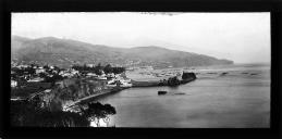Panorâmica oeste/este do porto e baía do Funchal e do sítio da Penha de França, tirada do Reid's Palace Hotel