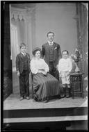 Retrato de Francisco Gonçalves Figueira acompanhado de uma mulher e dois meninos (corpo inteiro)