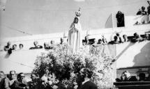 Saída da imagem de Nossa Senhora de Fátima do vapor Lima, conduzida para terra pelo seu comandante e oficial, Freguesia de São Pedro (atual Freguesia da Sé), Concelho do Funchal