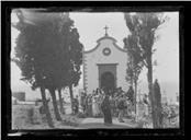 População junto à capela do cemitério de Câmara de Lobos para onde foram levados os cadáveres vítimas da derrocada do Cabo do Rancho, Freguesia e Concelho de Câmara de Lobos