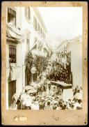 Cortejo da rainha D. Maria Amélia de Orleães em carro de bois na rua da Carreira (atual rua Câmara Pestana) e esquina com a rua de João Tavira, Freguesia da Sé, Concelho do Funchal
