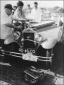 Reparações no automóvel Austin Bantan (1933) de João Cristóvão, em local não identificado, no 5.º Raid Diário de Notícias
