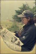 Marguerite Quetelart, copiloto do automóvel n.º 7 do 6.º Raid Diário de Notícias, a ler o “Diário de Notícias”, na Freguesia de Água de Pena, Concelho de Machico