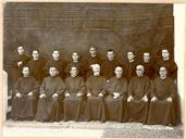 Padre Jacinto da Conceição Nunes e padre Ernest Johan Schmitz, ao centro, acompanhados de outros sacerdotes (corpo inteiro)