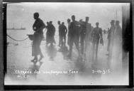 Desembarque de sobreviventes no cais do Funchal, após o bombardeamento da cidade do Funchal, concelho do Funchal