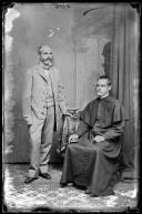 Retrato do padre Macedo, vigário da Ponta Delgada, acompanhado de um homem (corpo inteiro)