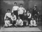 Retrato de Vicente Bettencourt Gomes da Silva com a equipa de futebol da Casa Vicente
