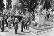 Deposição de flores no monumento de homenagem aos mortos do bombardeamento alemão ao Funchal, no cemitério das Angústias, Freguesia de São Pedro (atual Freguesia da Sé), Concelho do Funchal
