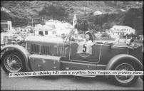 Automóvel Bentley 4.5 (1929) do piloto Helmut Peitz, aproximando-se do posto de controlo da vila de São Vicente, no arranque da quarta etapa do 3.º Raid Diário de Notícias
