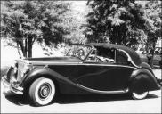 Automóvel Jaguar MKV CAB (1950) de João Alves, inscrito no 6.º Raid Diário de Notícias, fotografado em local não identificado