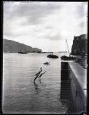 Grupo de rapazes a mergulhar no porto da cidade do Funchal