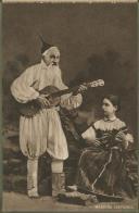 Homem e menina com traje regional, segurando instrumentos de cordas