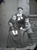 Retrato de Maria da Silva com dois meninos (corpo inteiro)